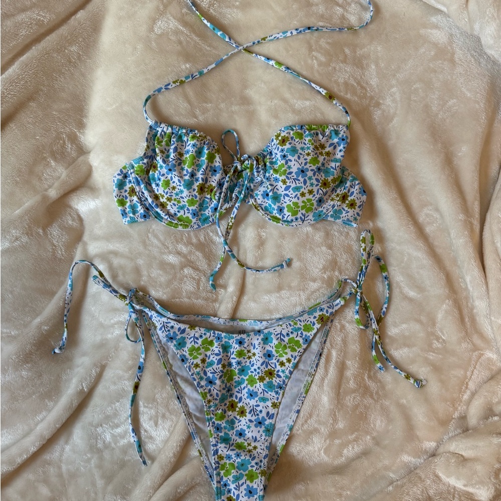 SHEIN Swim Random Small Floral
Print Bikini Set For Summer